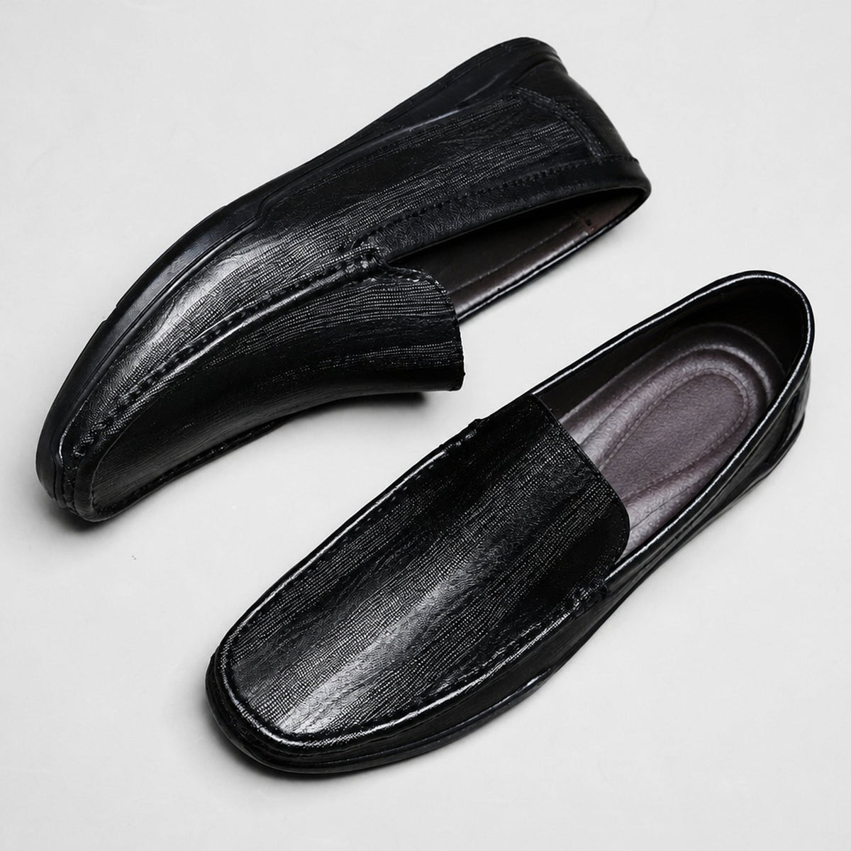 Mocasín clásico de hombre en piel lisa sin cordones, color marrón, vista frontal