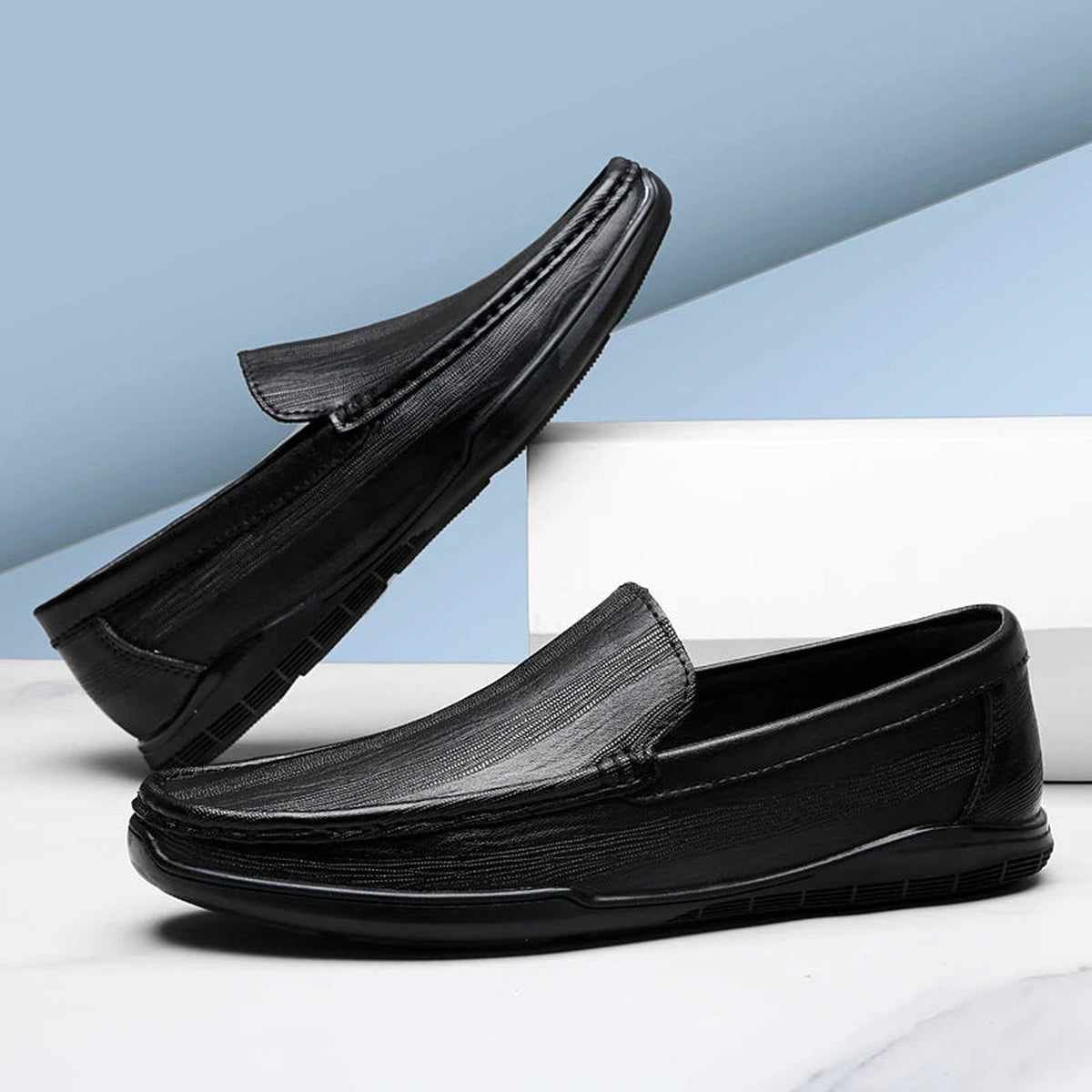 Mocasín clásico de hombre en piel lisa sin cordones, color negro, detalle de la suela
