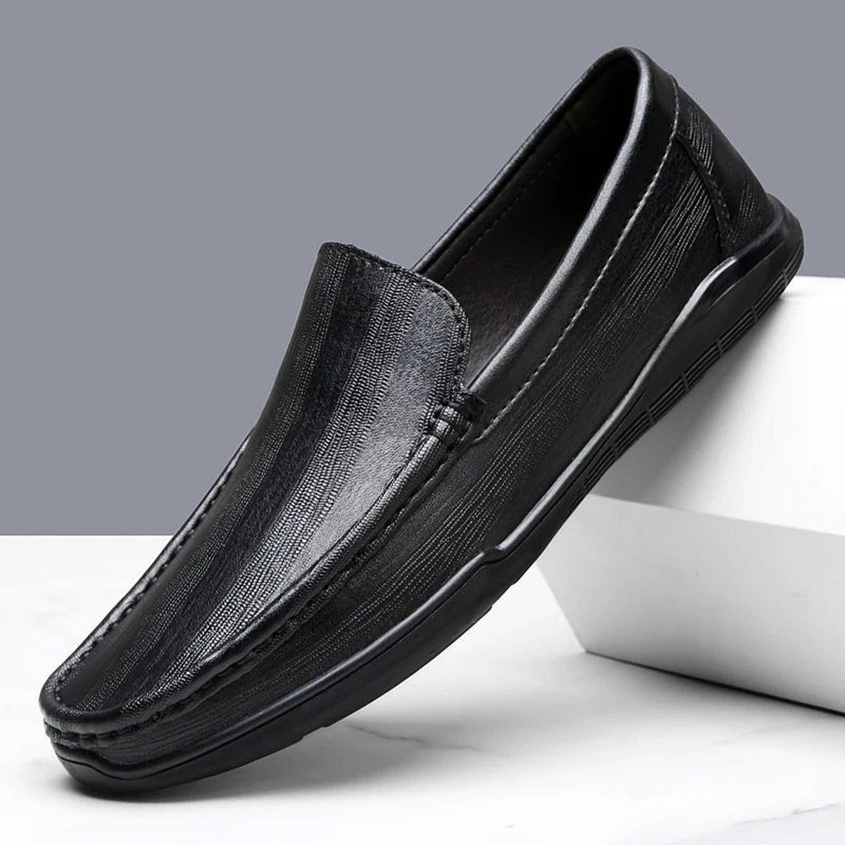 Mocasín clásico de hombre en piel lisa sin cordones, color marrón, vista trasera