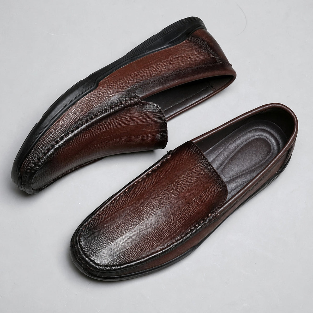 Mocasín clásico de hombre en piel lisa sin cordones, color negro, vista superior