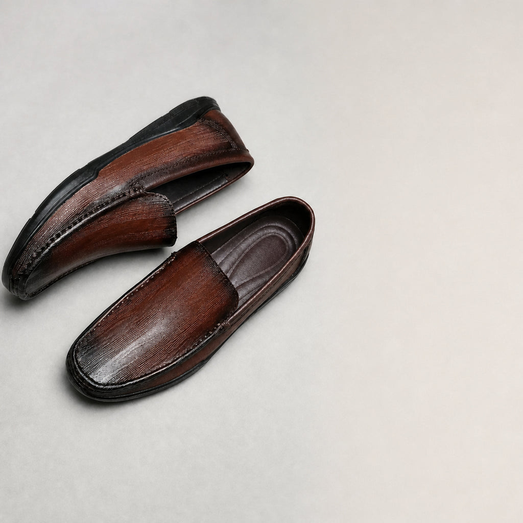 Mocasín clásico de hombre en piel lisa sin cordones, color marrón, detalle del material
