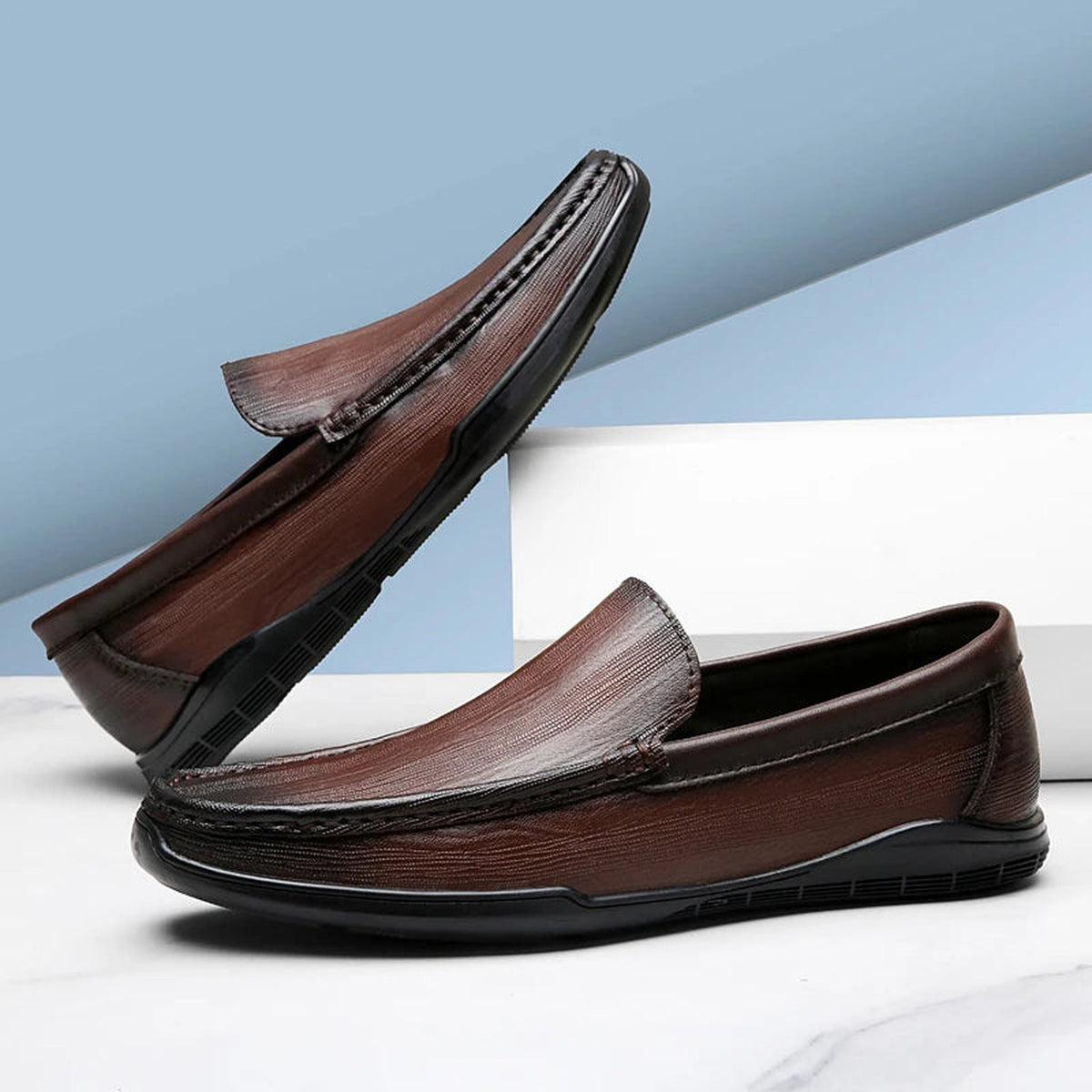 Mocasín clásico de hombre en piel lisa sin cordones, color negro, par completo