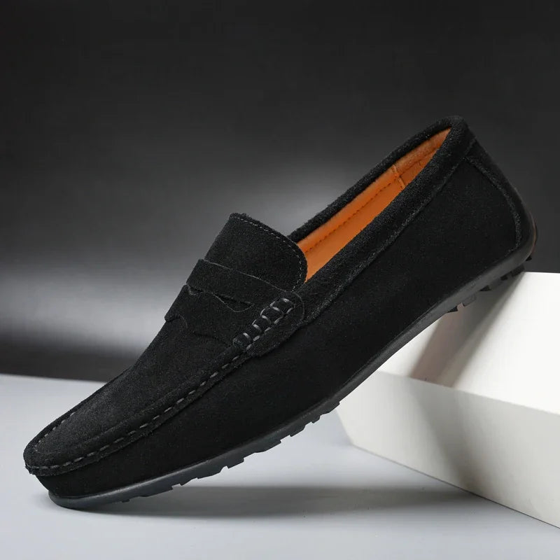Mocasín de hombre con suela dentada, estilo penny, color negro, vista lateral