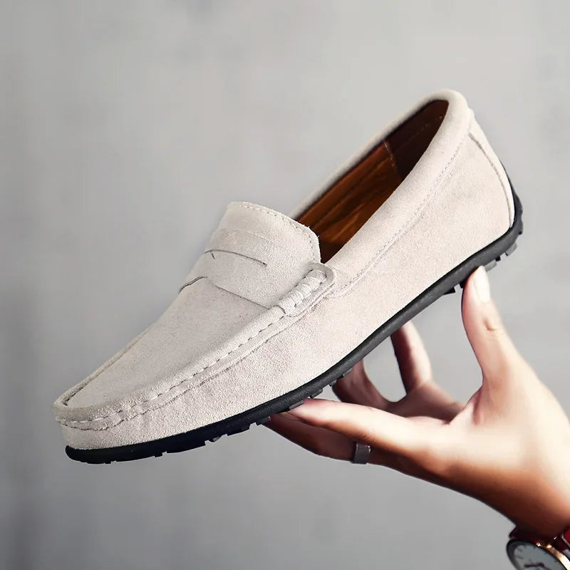 Mocasín de hombre con suela dentada, estilo penny, color azul noche, vista en ángulo