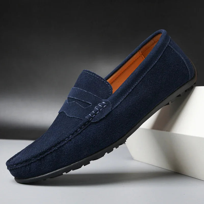 Mocasín de hombre con suela dentada, estilo penny, color azul noche, detalle de la suela