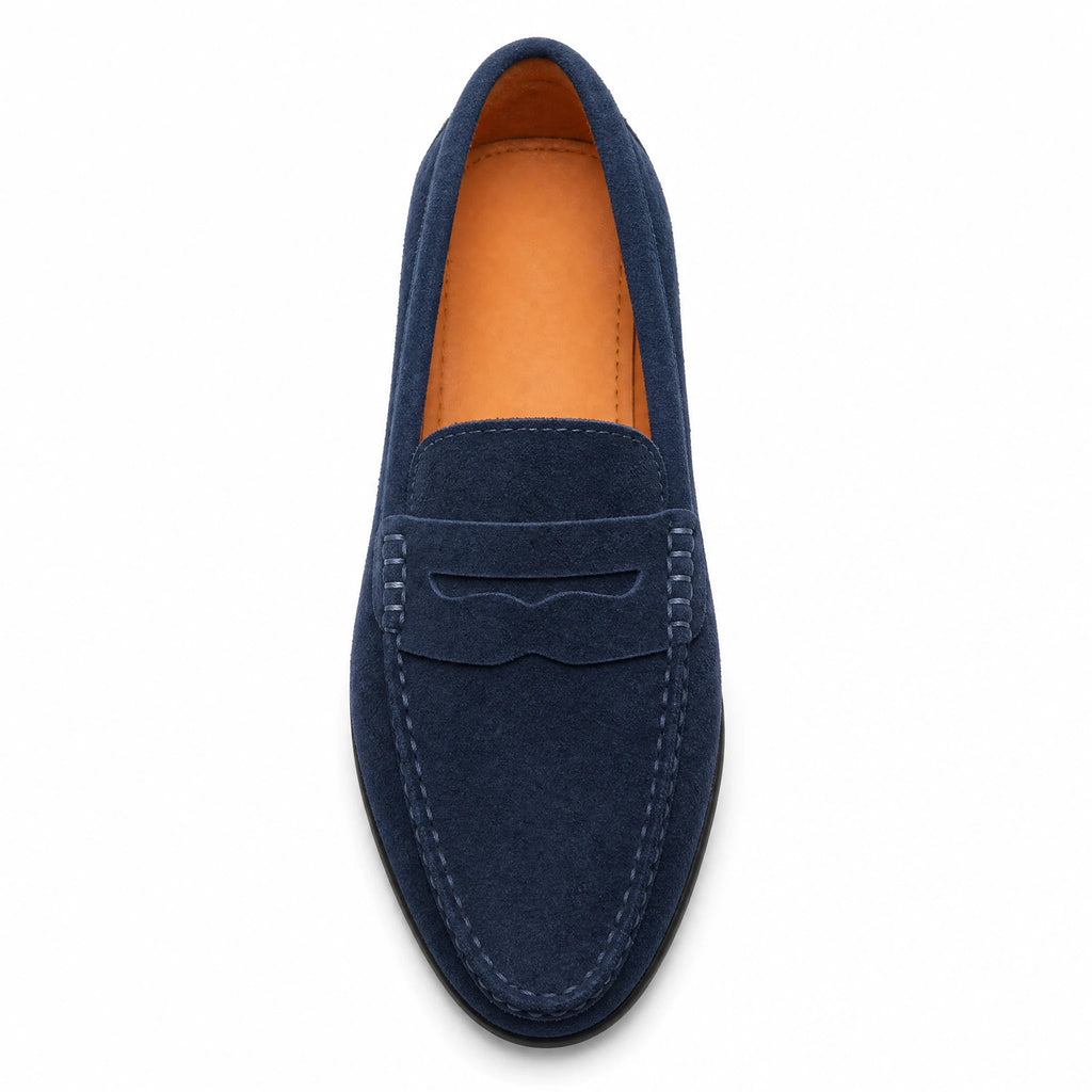 Mocasín de hombre con suela dentada, estilo penny, color negro, detalle de las costuras