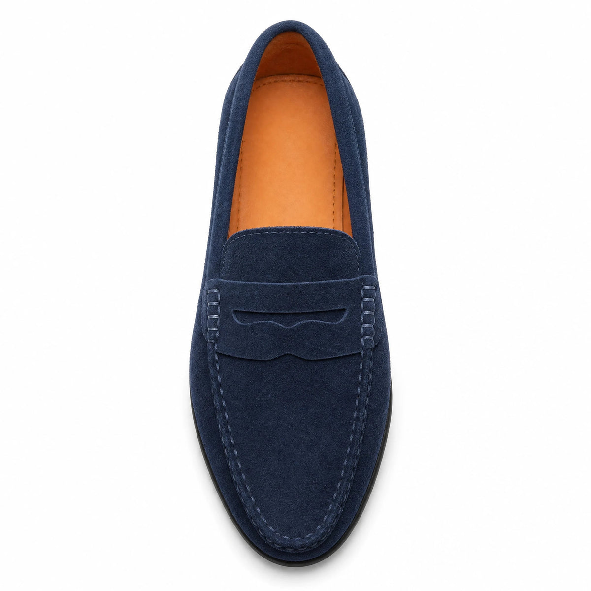 Mocasín de hombre con suela dentada, estilo penny, color negro, detalle de las costuras Imagen