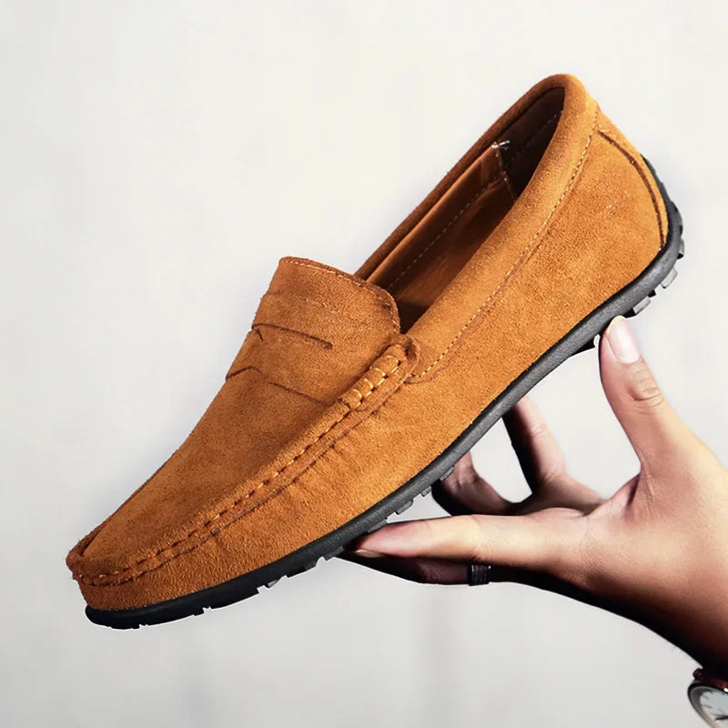 Mocasín de hombre con suela dentada, estilo penny, color gris claro, detalle del material