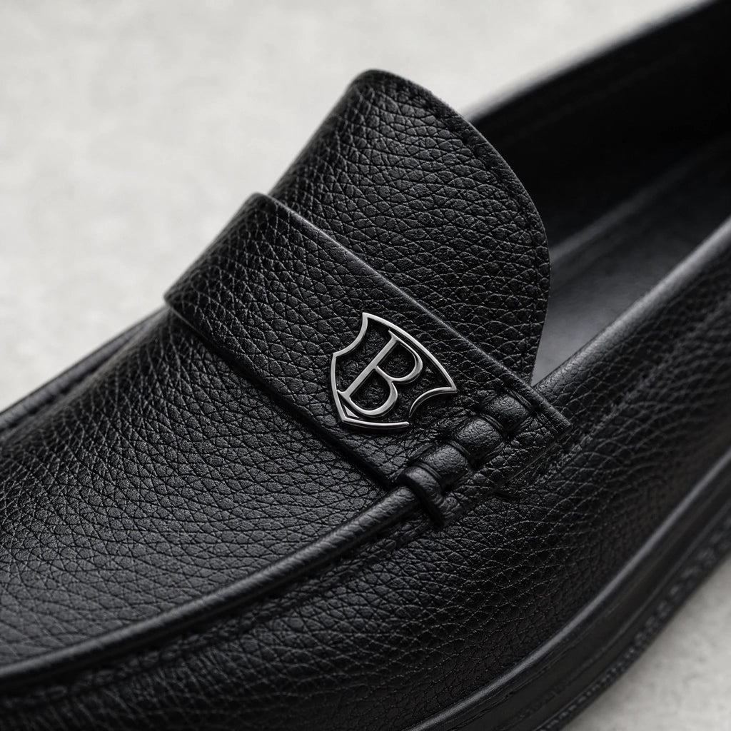 Mocasín de hombre negro de piel grabada con suela gruesa, vista frontal