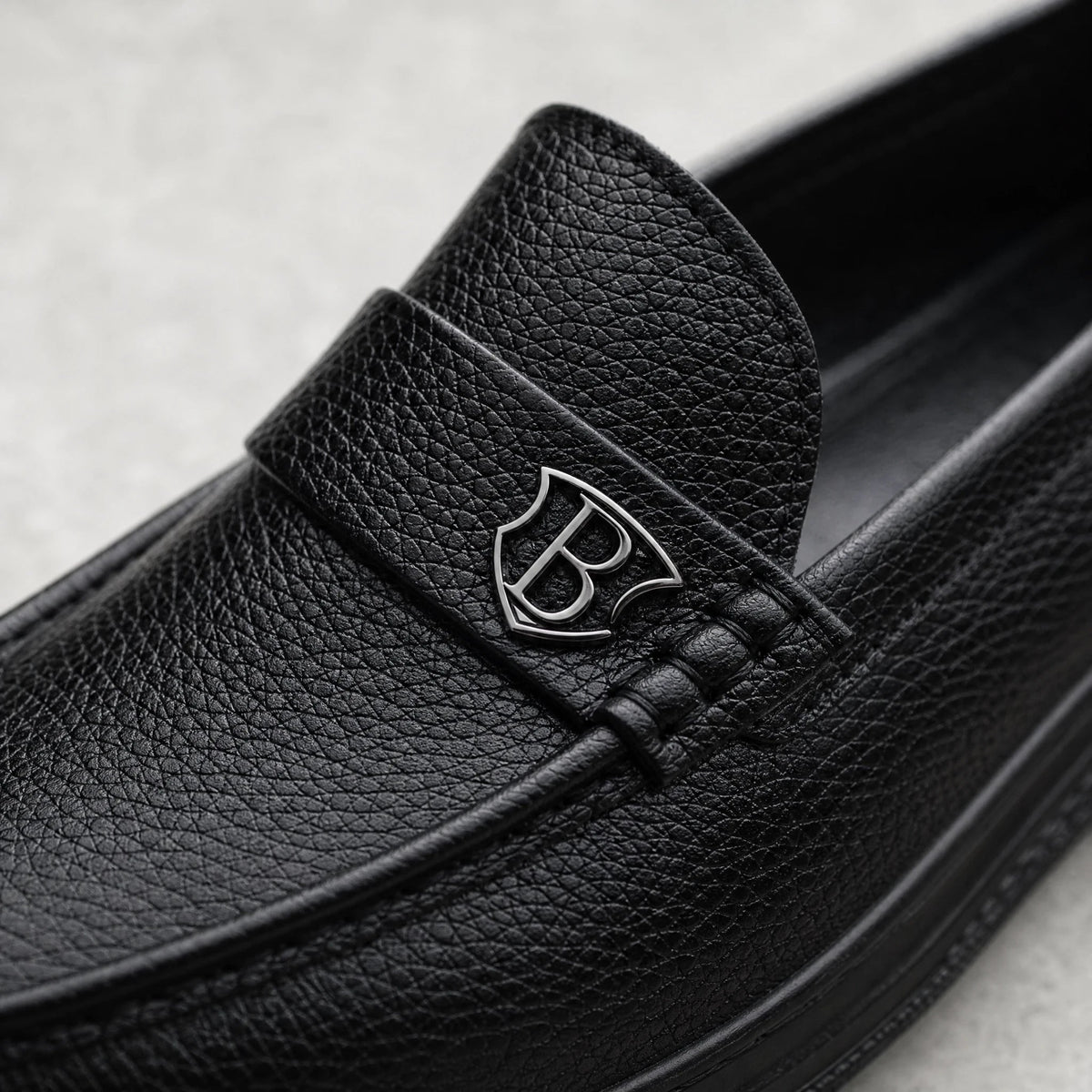 Mocasín de hombre negro de piel grabada con suela gruesa, vista frontal Imagen