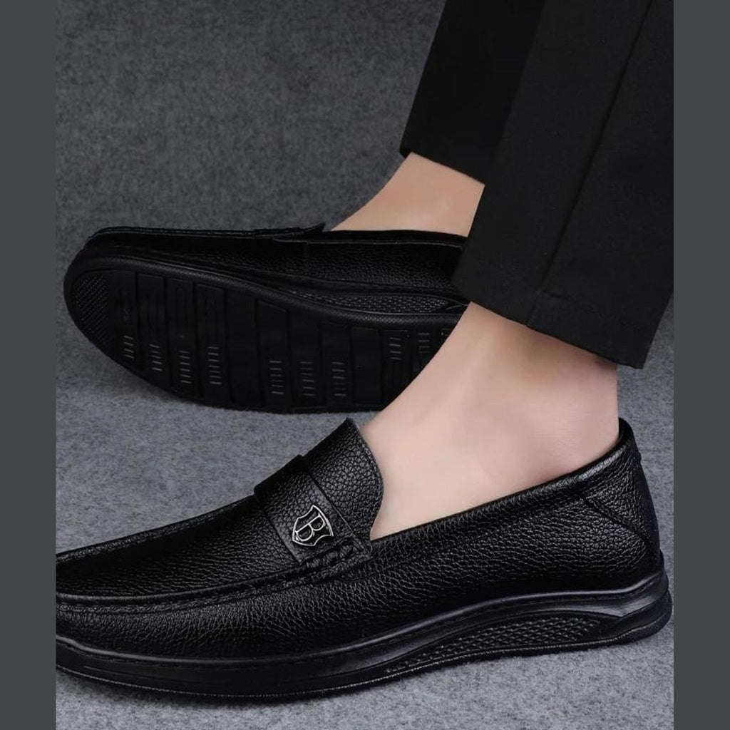 Mocasín de hombre negro de piel grabada con suela gruesa, par completo