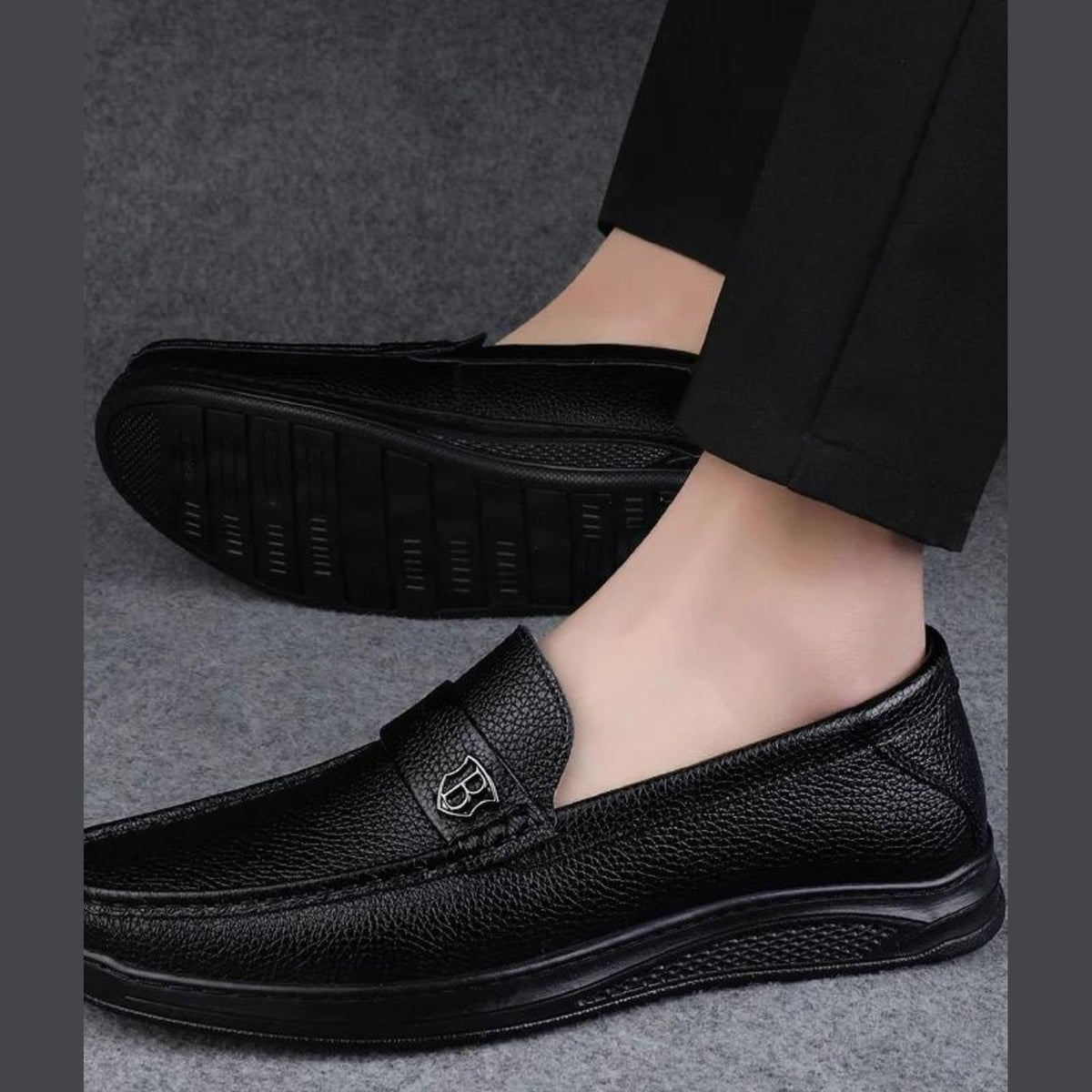 Mocasín de hombre negro de piel grabada con suela gruesa, par completo