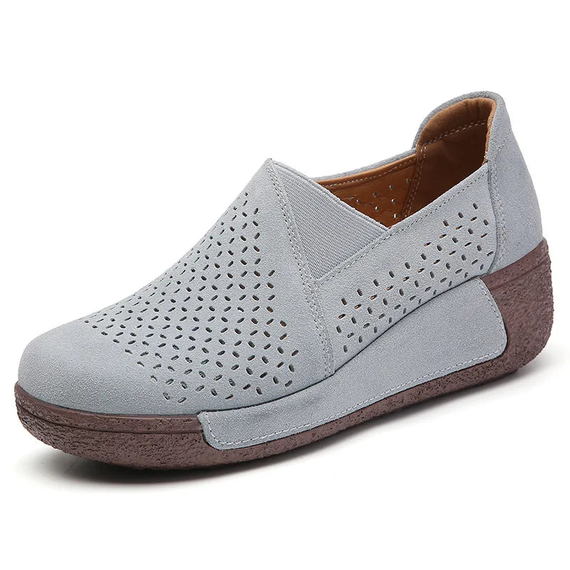 Mocasín de mujer en piel de ante calada con suela de plataforma, color gris oscuro, vista frontal