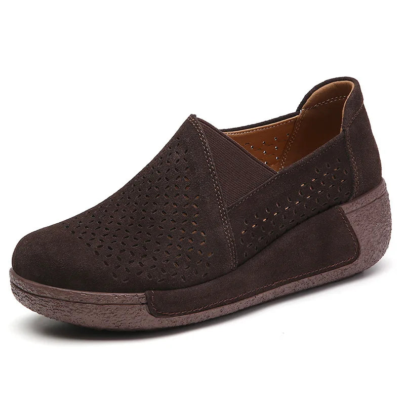 Mocasín de mujer en piel de ante calada con suela de plataforma, color gris claro, detalle de la suela