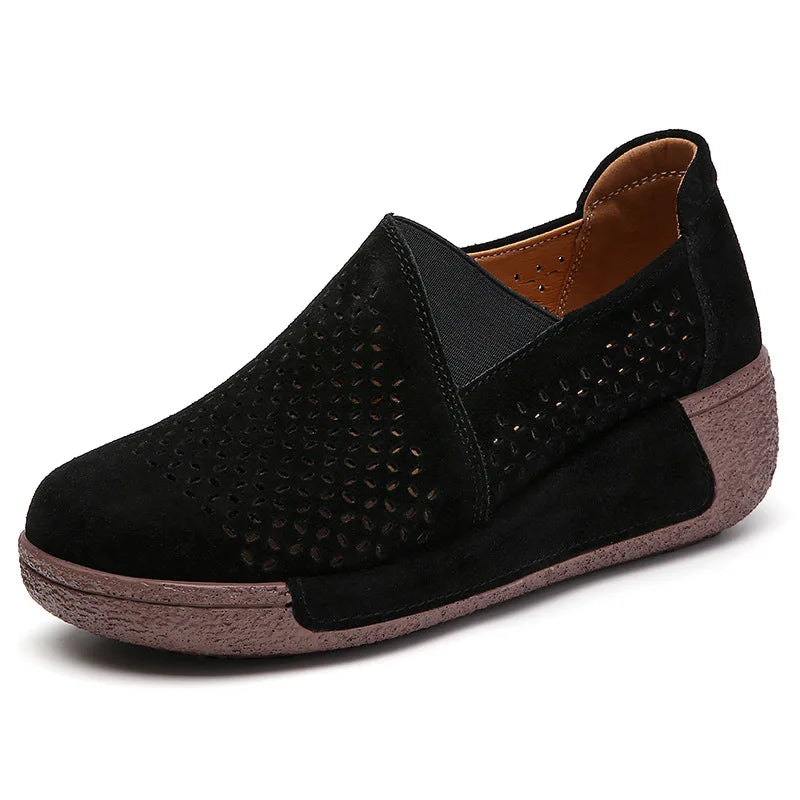 Mocasín de mujer en piel de ante calada con suela de plataforma, color marrón, vista trasera