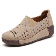 Mocasín de mujer en piel de ante calada con suela de plataforma, Beige