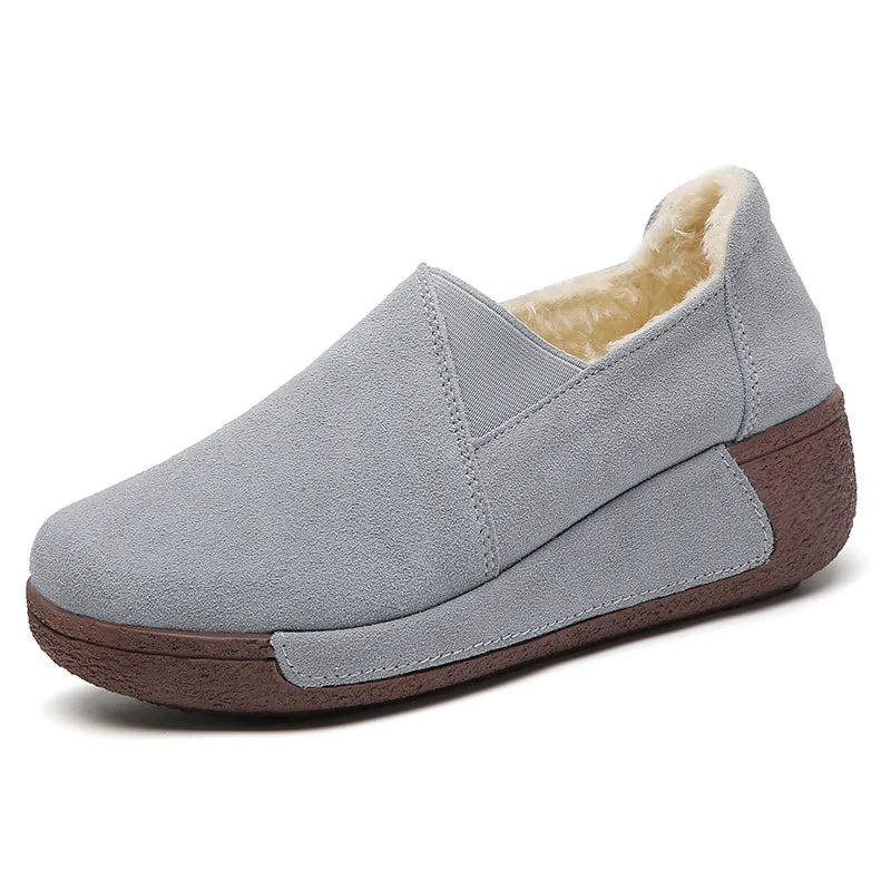 Mocasín de mujer en piel de ante con forro polar y suela de plataforma, color beige, vista frontal