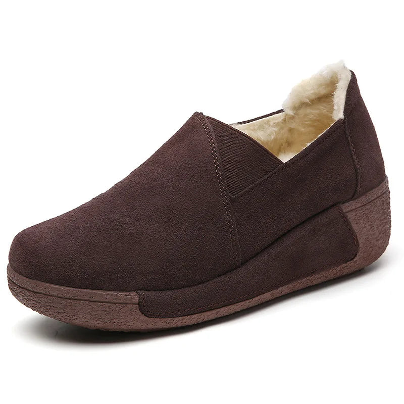 Mocasín de mujer en piel de ante con forro polar y suela de plataforma, color gris claro, detalle de la suela