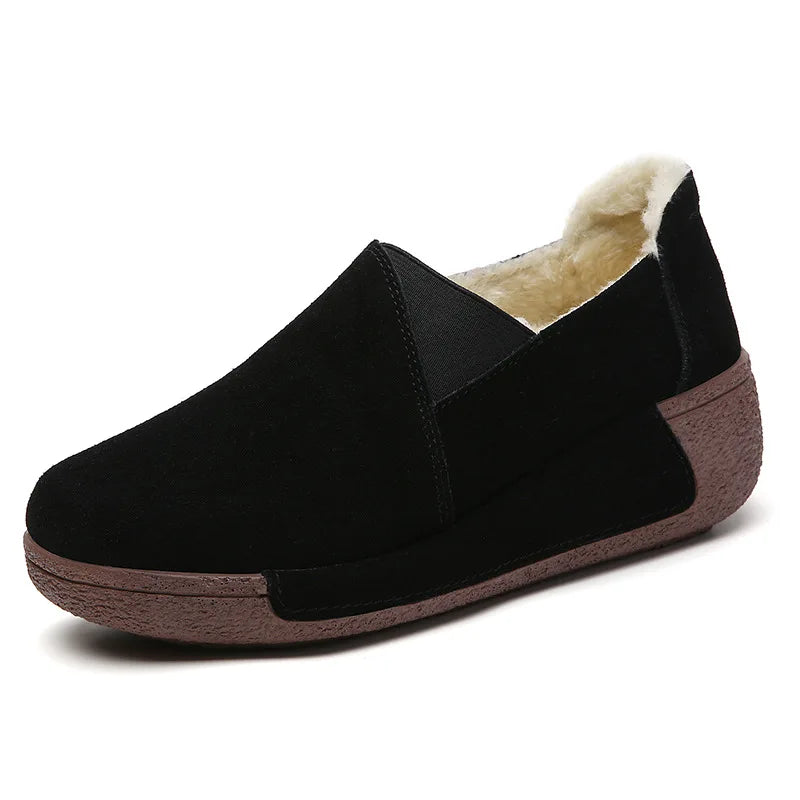 Mocasín de mujer en piel de ante con forro polar y suela de plataforma, color marrón, vista trasera