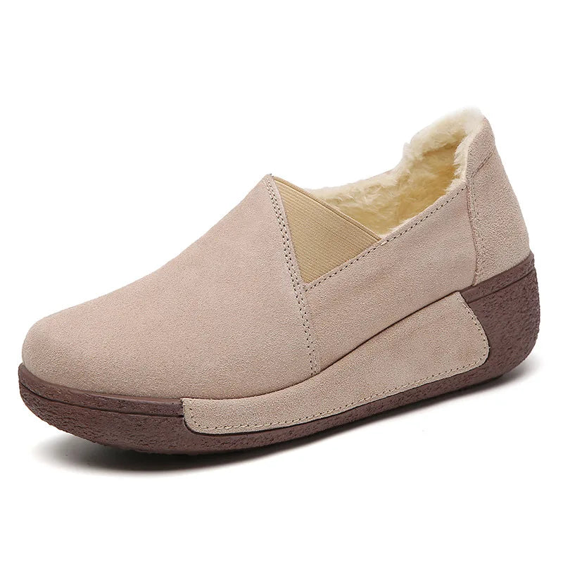 Mocasín de mujer en piel de ante con forro polar y suela de plataforma, color gris oscuro, detalle del material