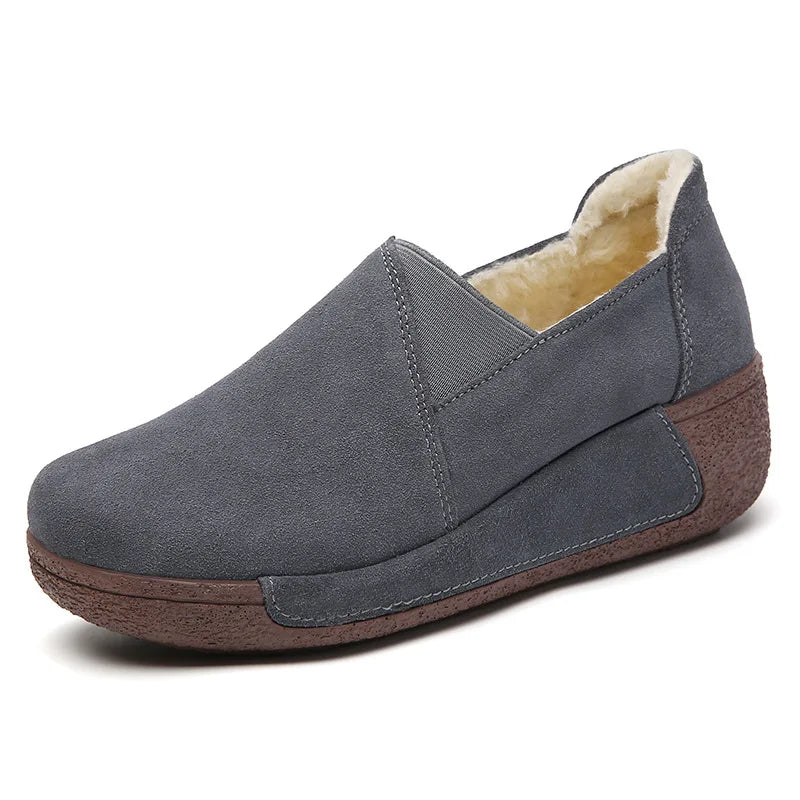 Mocasín de mujer en piel de ante con forro polar y suela de plataforma, color beige, par completo