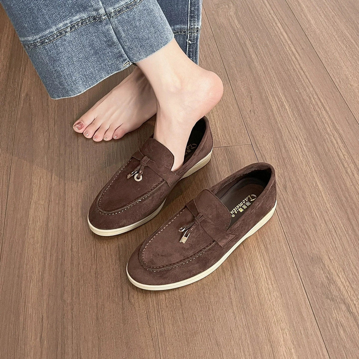 Mocasines de ante sintético para mujer en uso