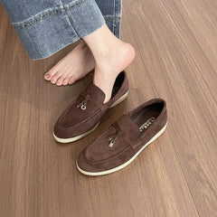Mocasín de mujer de ante con borla metálica, Chocolate