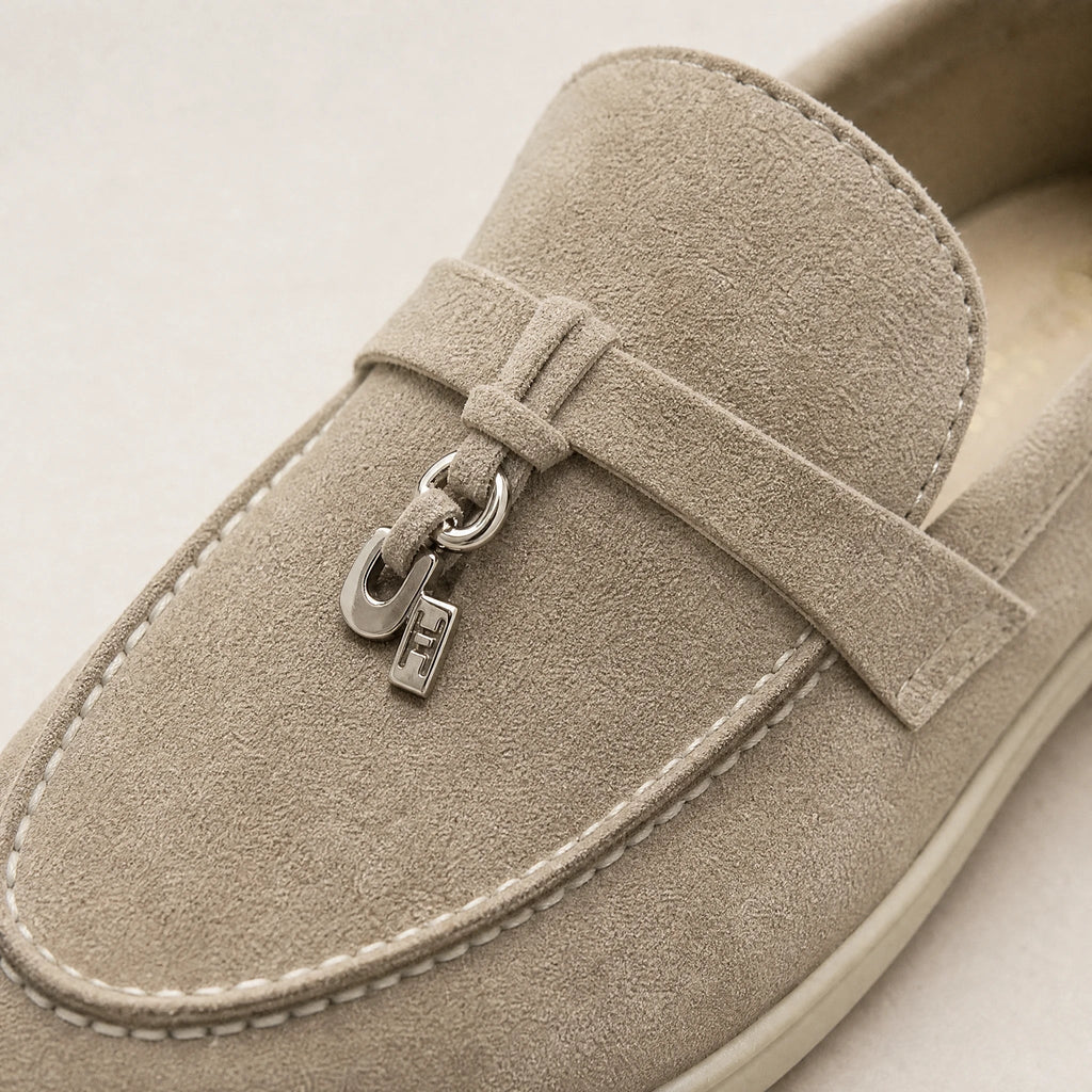 Mocasín de ante color taupe con borla metálica
