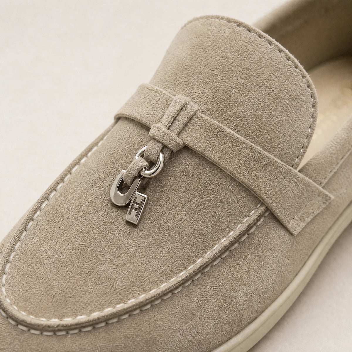 Mocasín de ante color taupe con borla metálica Imagen