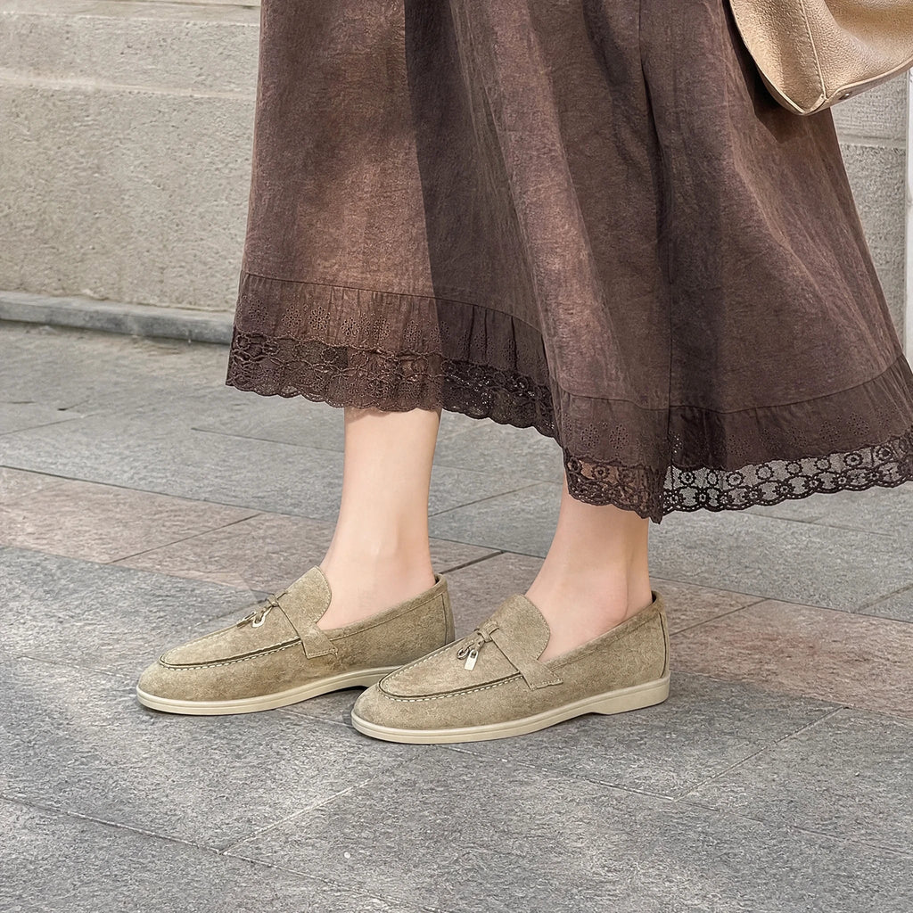 Mocasín de ante color camel con borla metálica