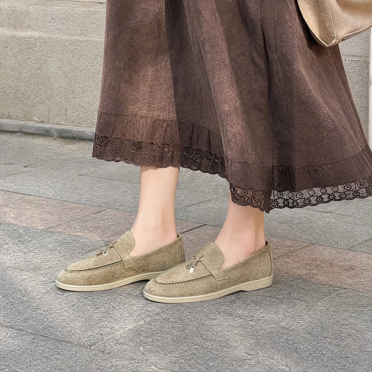 Mocasín de ante color camel con borla metálica Imagen
