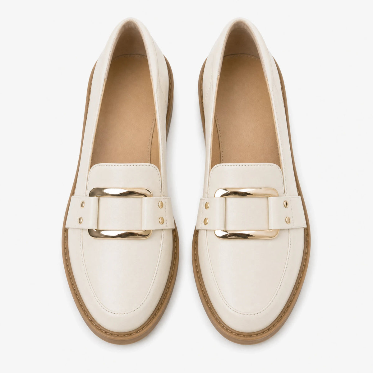 Mocasín de mujer beige con hebilla dorada y suela camel, vista lateral