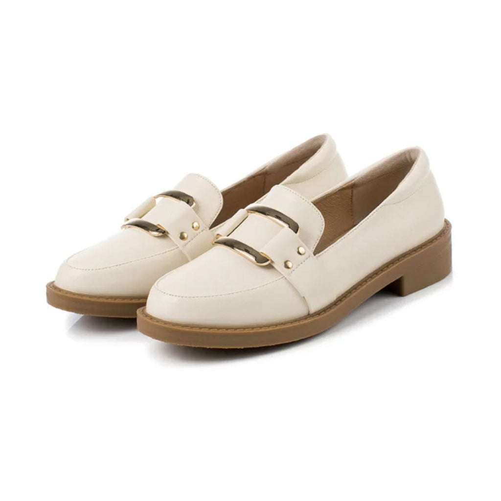 Mocasín de mujer beige con hebilla dorada y suela camel, vista superior