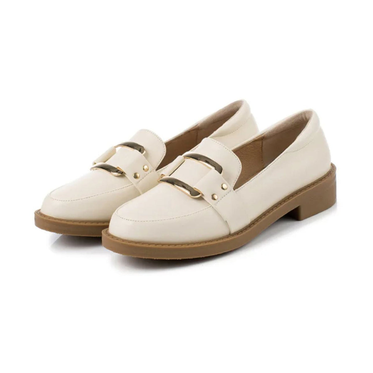 Mocasín de mujer beige con hebilla dorada y suela camel, vista superior