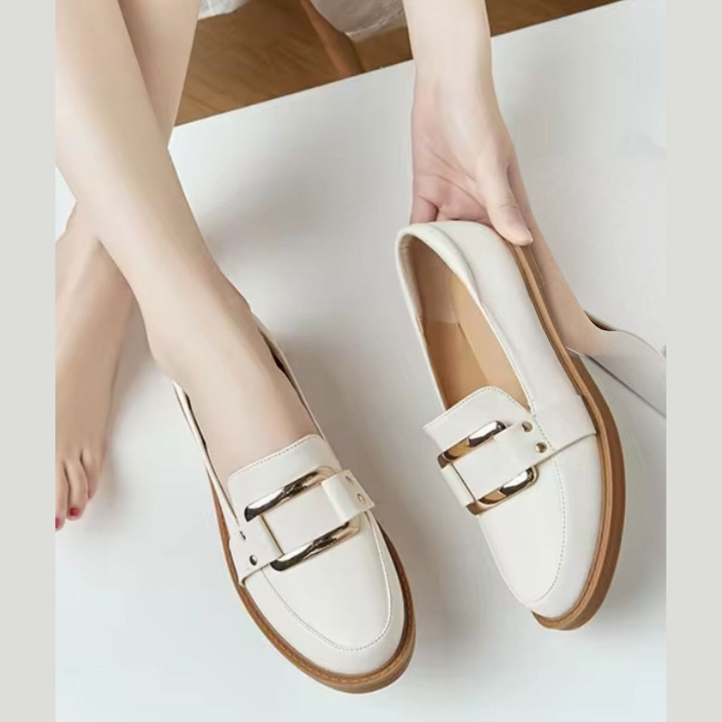 Mocasín de mujer beige con hebilla dorada y suela camel, detalle del material