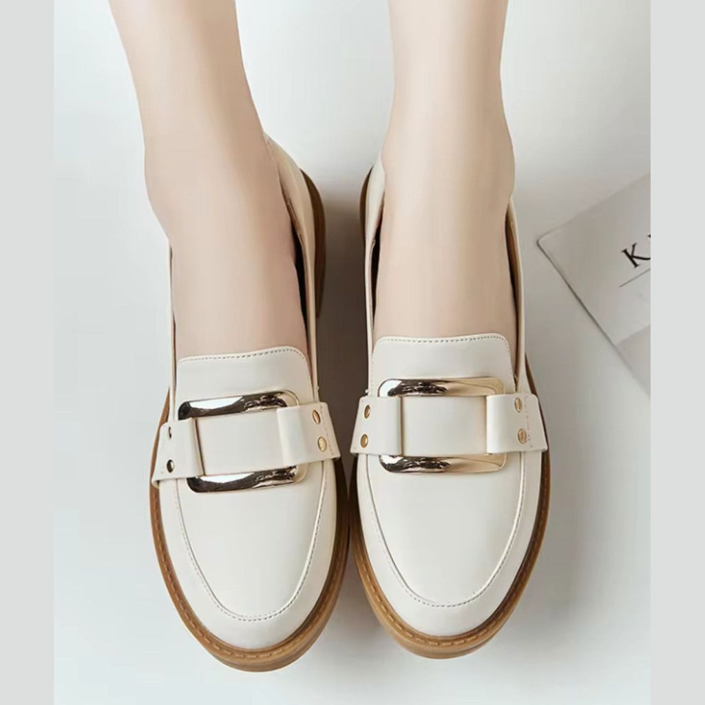 Mocasín de mujer beige con hebilla dorada y suela camel, par completo