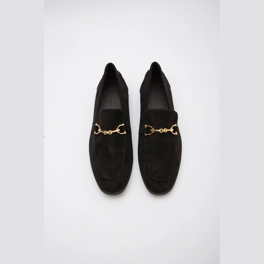 Mocasín de mujer con bocado dorado en negro