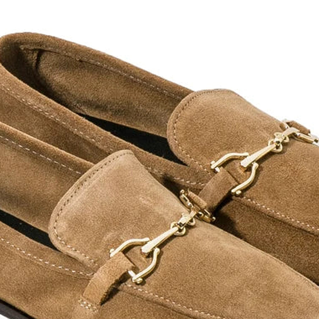 Detalle del bocado dorado del mocasín de mujer