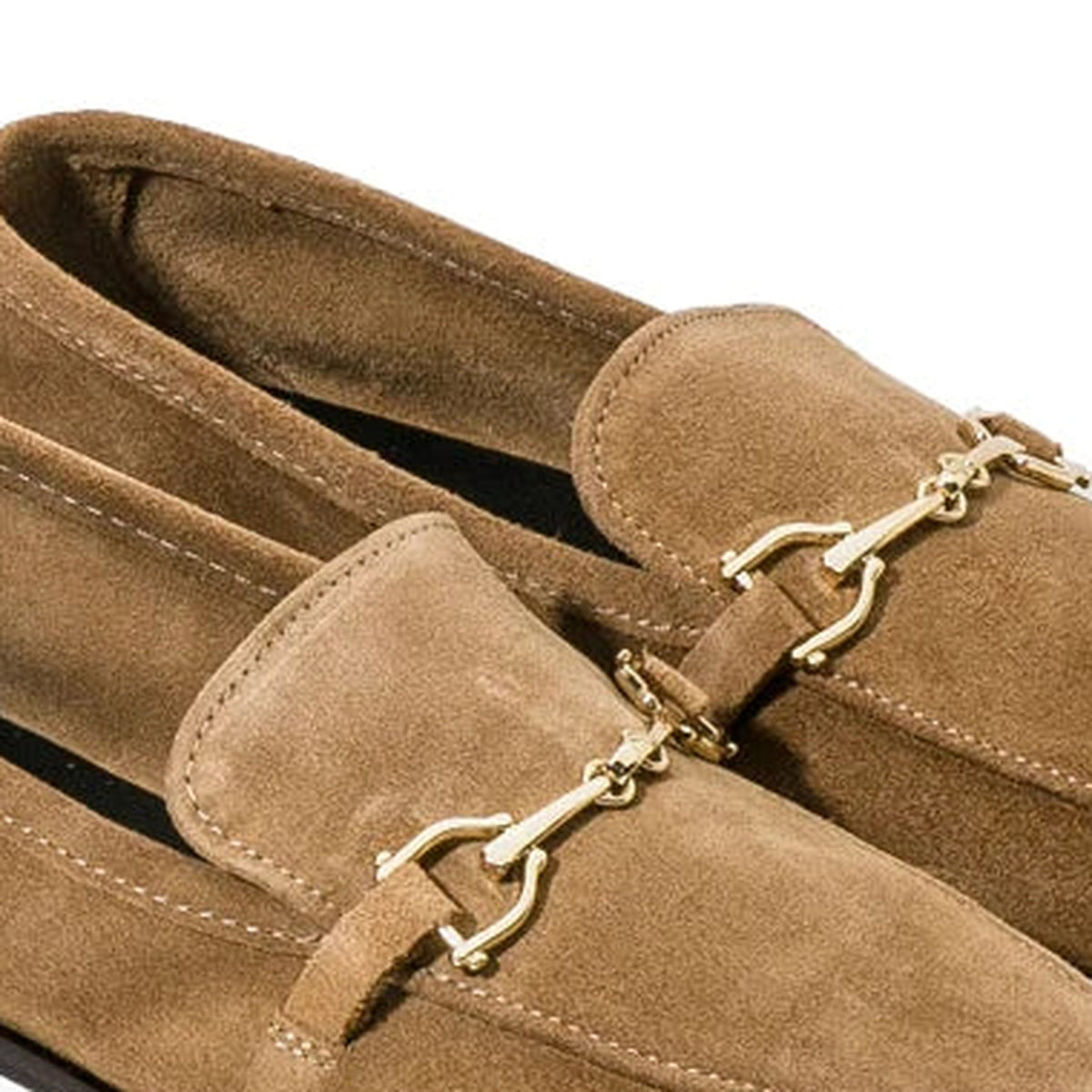 Detalle del bocado dorado del mocasín de mujer