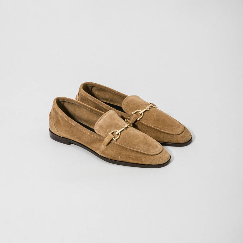 Mocasín de mujer de ante sintético visto de perfil