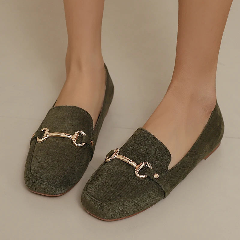 Mocasín de mujer de ante sintético visto de perfil