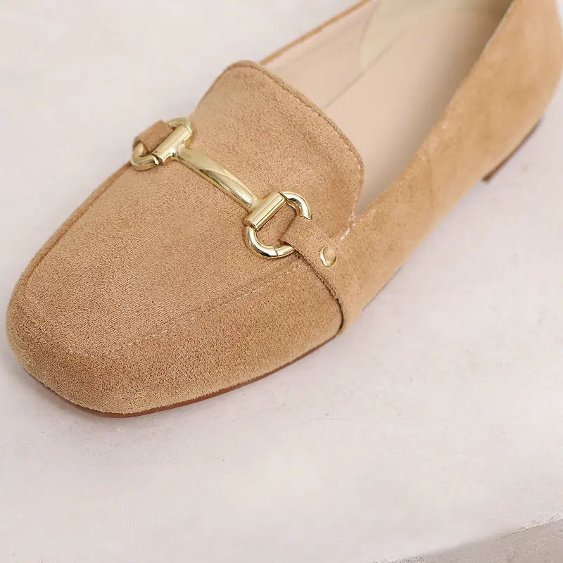 Par de mocasines de mujer con bocado dorado