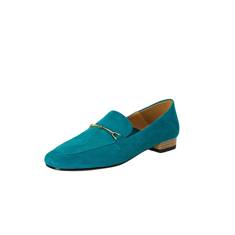 Mocasín de mujer con hebilla dorada en negro