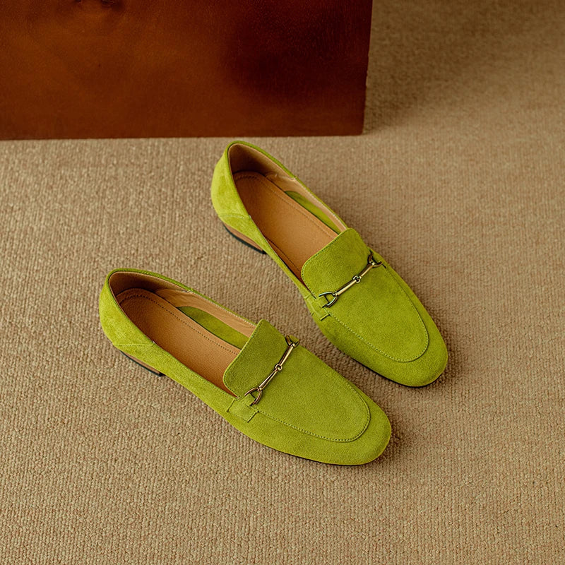 Mocasín de mujer con hebilla dorada en turquesa