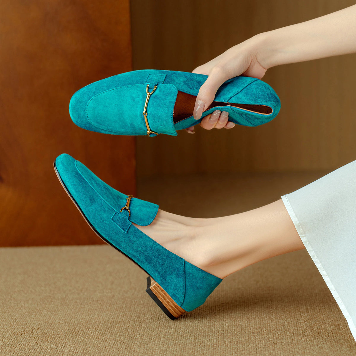 Detalle de la hebilla dorada del mocasín de mujer