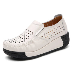 Mocasín de mujer en piel auténtica calada con suela gruesa, Beige