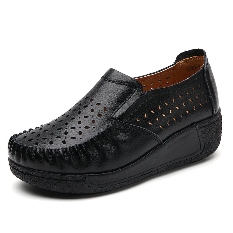 Mocasín de mujer en piel auténtica calada con suela gruesa, color negro, detalle de la suela