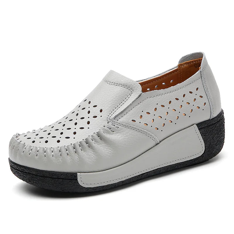 Mocasín de mujer en piel auténtica calada con suela gruesa, color gris, vista trasera