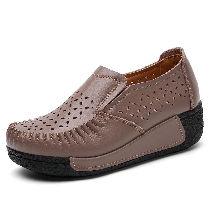 Mocasín de mujer en piel auténtica calada con suela gruesa, color beige, detalle del material