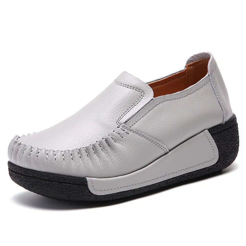 Mocasín de mujer en piel lisa con suela gruesa, color topo, vista lateral